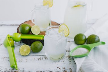 Latin Amerika 'nın beyaz arka planında yeşil limon ya da limonlu kavanoz bardak limonata.