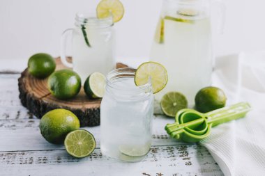 Latin Amerika 'nın beyaz arka planında yeşil limon ya da limonlu kavanoz bardak limonata.