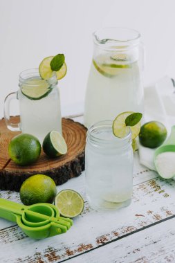 Latin Amerika 'nın beyaz arka planında yeşil limon ya da limonlu kavanoz bardak limonata.