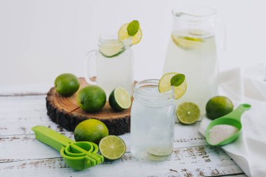 Latin Amerika 'nın beyaz arka planında yeşil limon ya da limonlu kavanoz bardak limonata.