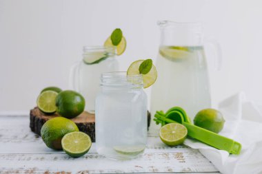 Latin Amerika 'nın beyaz arka planında yeşil limon ya da limonlu kavanoz bardak limonata.