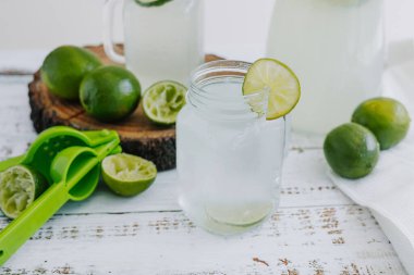 Latin Amerika 'nın beyaz arka planında yeşil limon ya da limonlu kavanoz bardak limonata.
