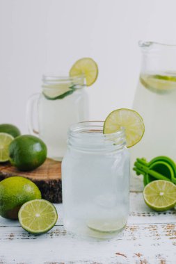 Latin Amerika 'nın beyaz arka planında yeşil limon ya da limonlu kavanoz bardak limonata.