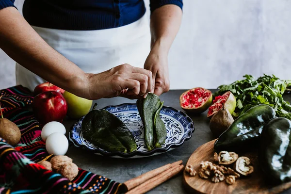 Mexican Woman Hands Peeling Poblano Chillies Pepper Cooking Chiles Nogada — Foto de Stock