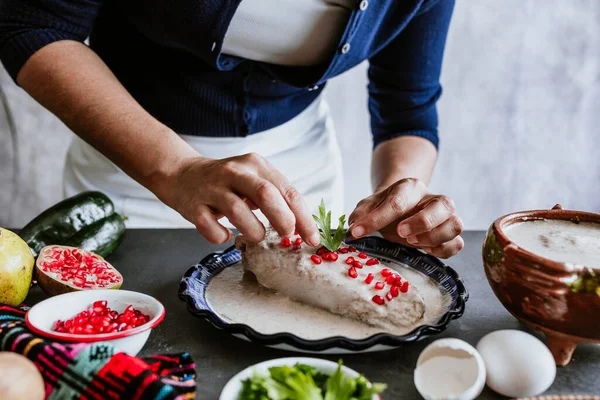Мексиканская Женщина Приготовление Чили Рецепту Ногада Poblano Чили Ингредиенты Традиционное — стоковое фото
