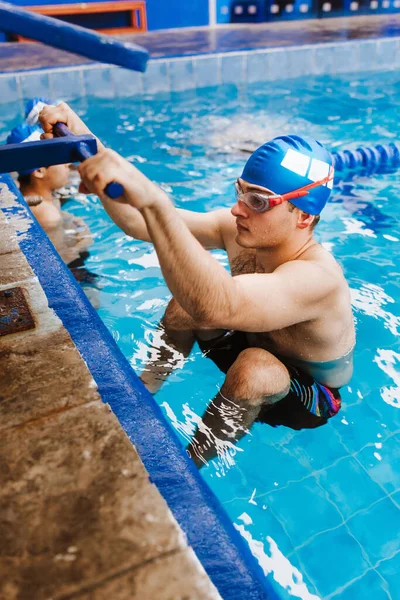 在墨西哥拉美地区举行的游泳训练中 他惊慌失措的年轻男子游泳运动员头戴帽子 — 图库照片