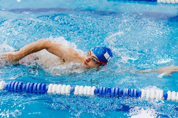 Jeune Homme Hispanique Athlète Natation Portant Bonnet Dans Entraînement Natation — Photo