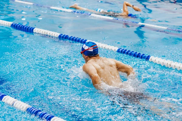 Jeune Homme Hispanique Athlète Natation Portant Bonnet Dans Entraînement Natation — Photo