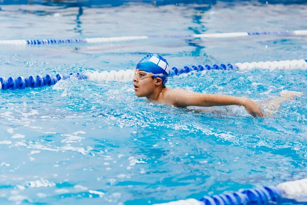 Maillot Bain Enfant Latino Garçon Avec Casquette Lunettes Dans Entraînement — Photo