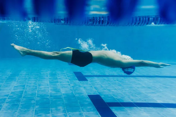 Lateinischer Jugendlicher Schwimmer Mit Schirmmütze Und Schutzbrille Bei Einem Unterwassertraining — Stockfoto