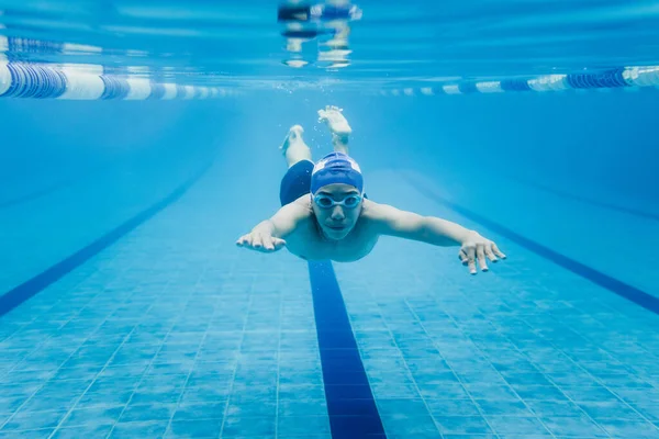 在墨西哥拉美地区 一名身穿泳帽和护目镜的年轻男子男子游泳运动员在游泳池里参加了游泳训练 — 图库照片