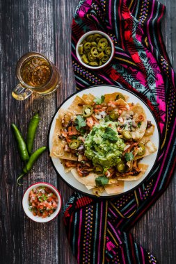 Meksika 'da et, avokado ve peynirli Nacho tortilla.