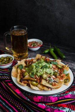 Meksika 'da et, avokado ve peynirli Nacho tortilla.