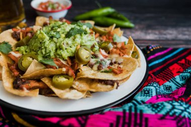 Meksika 'da et, avokado ve peynirli Nacho tortilla.