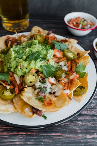 Nacho Tortilla Met Vlees Avocado Kaas Mexicaans Eten Mexico — Stockfoto