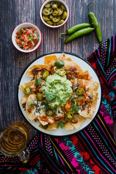 Meksika 'da et, avokado ve peynirli Nacho tortilla.