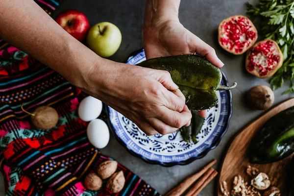 Mexican Woman Hands Peeling Poblano Chillies Pepper Cooking Chiles Nogada — Stock fotografie