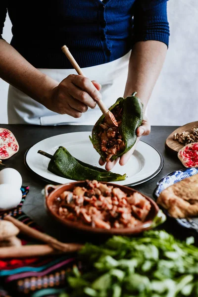 Mexická Žena Vaření Chilli Nogada Recept Poblano Chilli Ingrediencí Tradiční — Stock fotografie