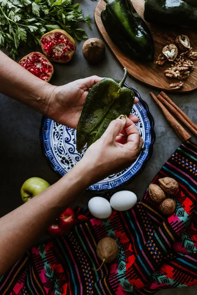 Mexican Woman Hands Peeling Poblano Chillies Pepper Cooking Chiles Nogada — Stock fotografie