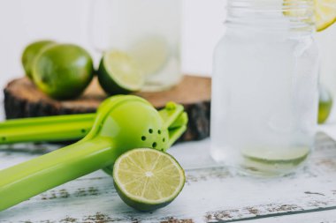 Latin Amerika 'nın beyaz arka planında yeşil limon ya da limonlu kavanoz bardak limonata.