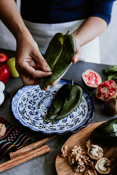 Mexican Woman Hands Peeling Poblano Chillies Pepper Cooking Chiles Nogada — Stock fotografie