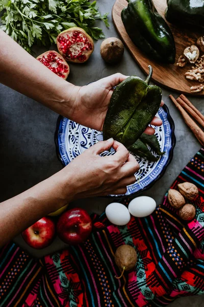 Mexican Woman Hands Peeling Poblano Chillies Pepper Cooking Chiles Nogada — Stock fotografie