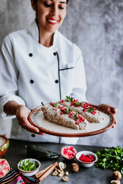 Мексіканська Кухарка Готує Чілі Рецепт Ногада Публано Чілі Інгредієнтами Традиційною — стокове фото