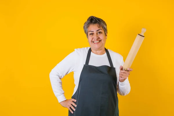 Porträtt Latinamerikansk Kvinna Medelålders Matlagning Och Hålla Mexikansk Murbruk Med — Stockfoto