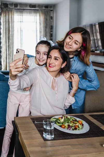 Ισπανόφωνες Γυναίκες Οικογένεια Μητέρα Και Κόρες Ποζάρουν Για Φωτογραφία Selfie — Φωτογραφία Αρχείου