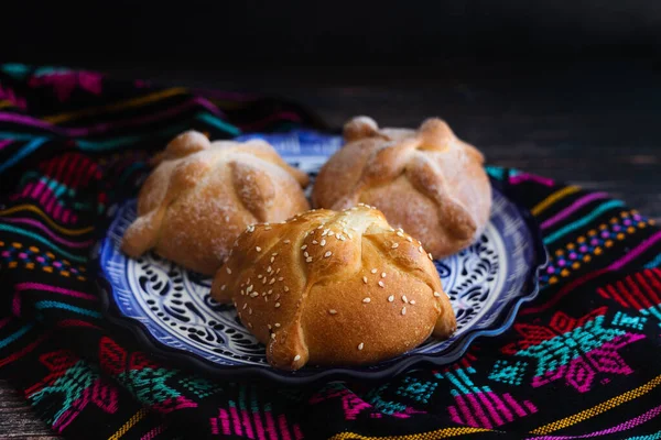 Mexikanisches Brot Auf Dem Altar Mit Zuckerschädel Und Heißer Schokolade — Stockfoto