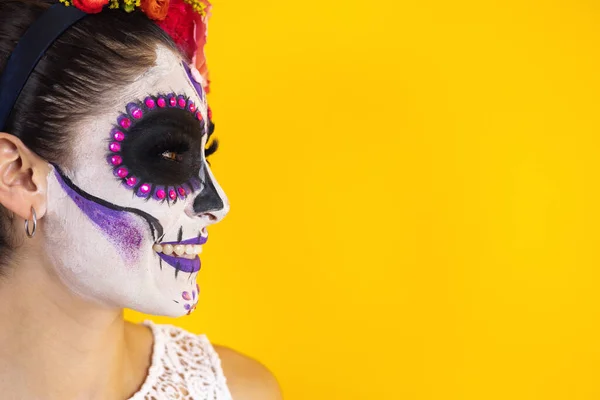 Portret Van Mexicaanse Catrina Jonge Spaanse Vrouw Gele Kopieerruimte Voor — Stockfoto