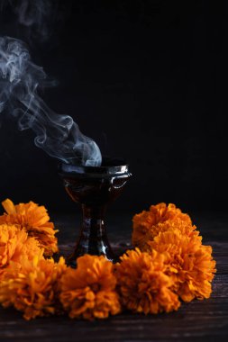 Meksika Copal ya da Copalero, Meksika Ölüler Günü kutlamalarında sunak için geleneksel tütsü tütsüsü.