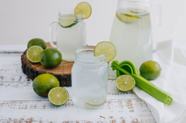 Latin Amerika 'nın beyaz arka planında yeşil limon ya da limonlu kavanoz bardak limonata.