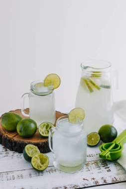 Latin Amerika 'nın beyaz arka planında yeşil limon ya da limonlu kavanoz bardak limonata.