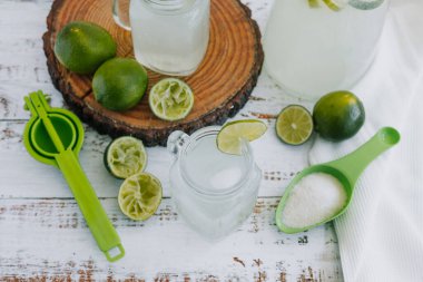 Latin Amerika 'nın beyaz arka planında yeşil limon ya da limonlu kavanoz bardak limonata.