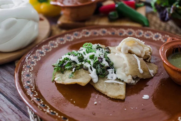 Meksykańskie Quesadillas Serem Sosem Salsa Tradycyjnej Żywności Meksyku — Zdjęcie stockowe