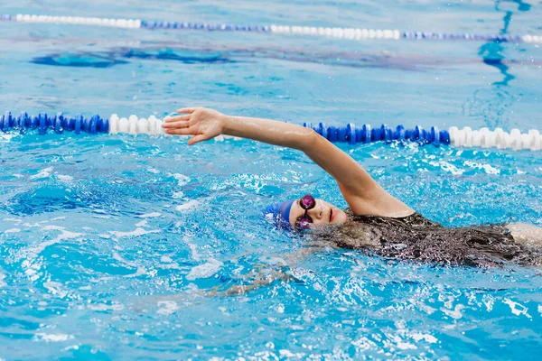 在墨西哥举行的游泳训练中 他惊慌失措的少女游泳运动员戴着帽子和护目镜 — 图库照片
