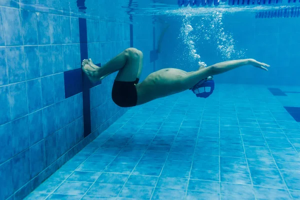 Adolescente Latino Nadador Atleta Con Gorra Gafas Entrenamiento Subacuático Piscina —  Fotos de Stock