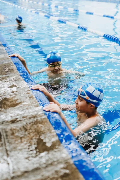 Enfant Latino Garçon Maillot Bain Lunettes Dans Une Formation Natation — Photo