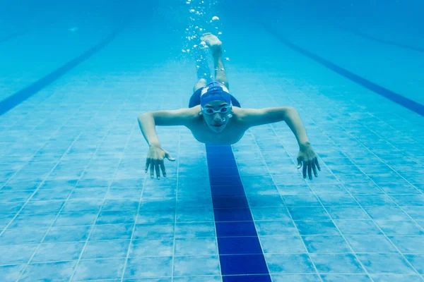 Adolescente Latino Nadador Atleta Con Gorra Gafas Entrenamiento Subacuático Piscina — Foto de Stock