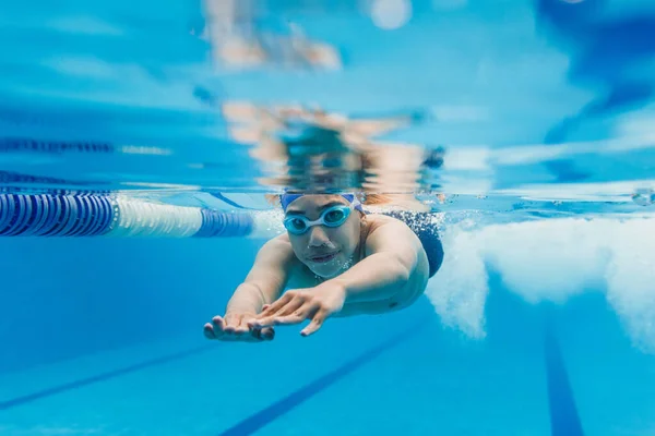 Adolescente Latino Nadador Atleta Con Gorra Gafas Entrenamiento Subacuático Piscina — Foto de Stock