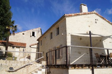 bir evin arka bahçesinde