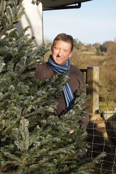Homem com sua árvore de Natal — Fotografia de Stock