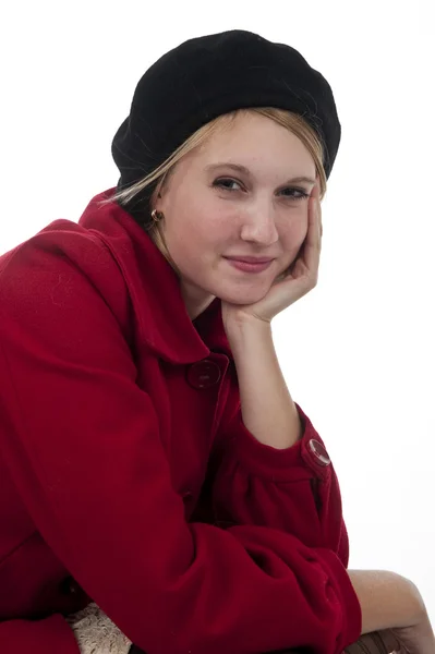 Девушка в красном пальто и черном берете — стоковое фото