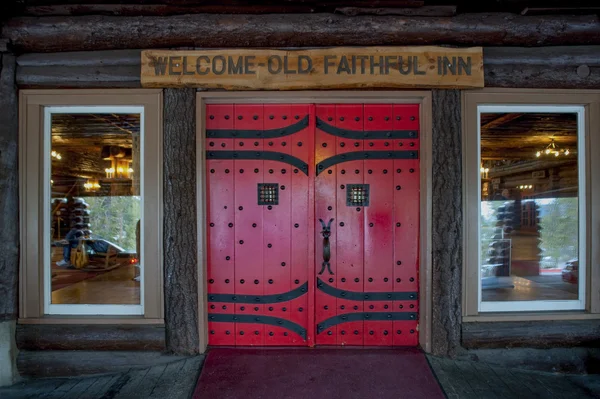 Ingresso alla Old Faithful Inn, Yellowstone — Foto Stock