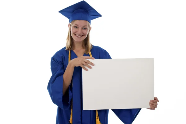 Chica graduada sosteniendo un signo en blanco — Foto de Stock