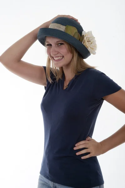 Bonita rubia adolescente ina sombrero — Foto de Stock