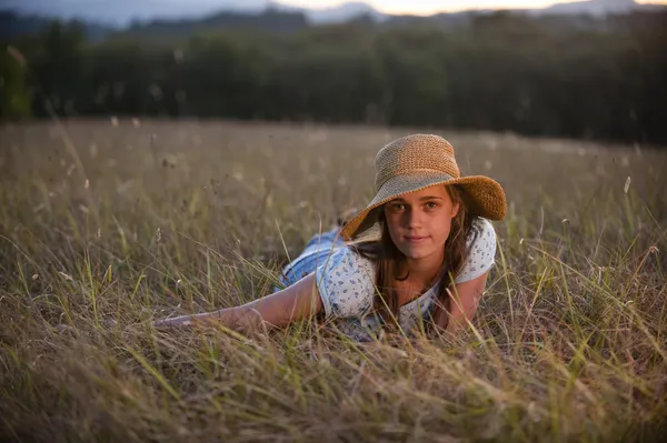 Linda chica adolescente acostada en la hierba — Foto de Stock