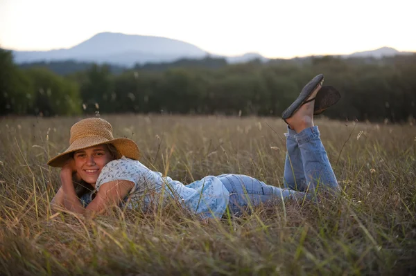 Милая девочка-подросток, лежащая в траве — стоковое фото