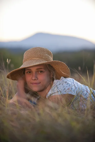 Cute teen girl lying in grass — Stock Photo, Image